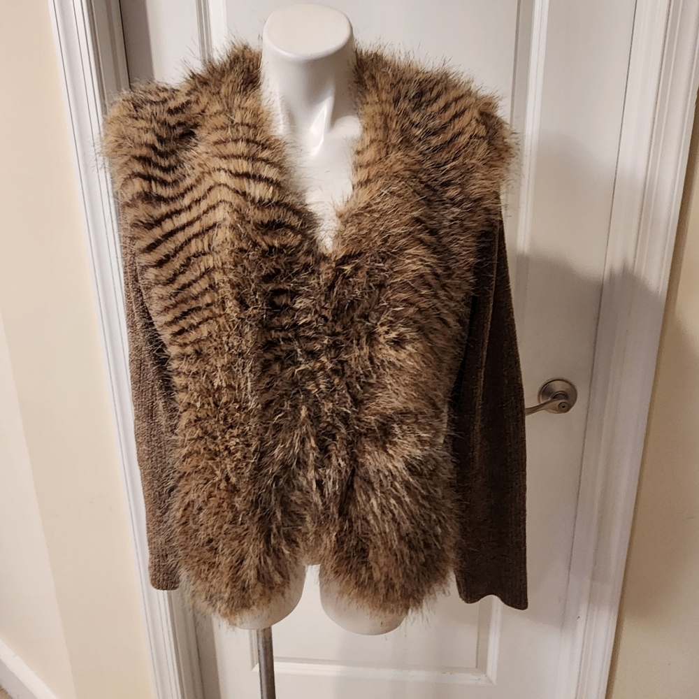Lisa Intetnational XL Sweater With Faux Fur Collar